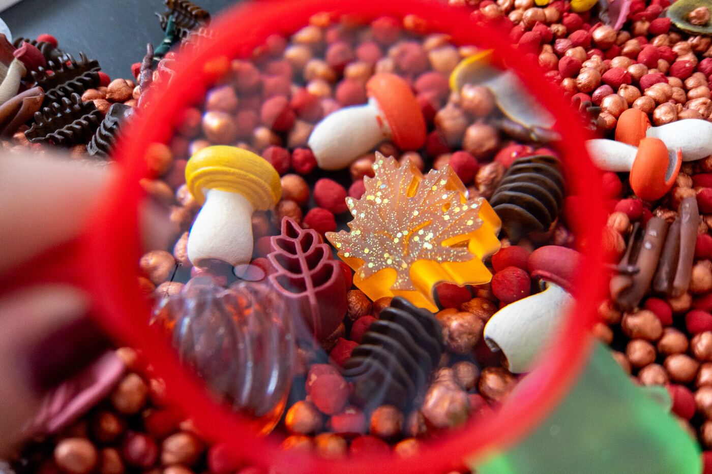 Playsense — autumn sensory bin with magnifying glass discovery
